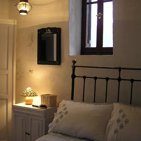 Liotrivi, Traditional House Nyaraló *