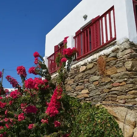 Nyaraló Liotrivi, Traditional House