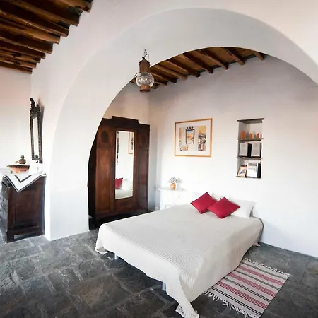 Liotrivi, Traditional House *
